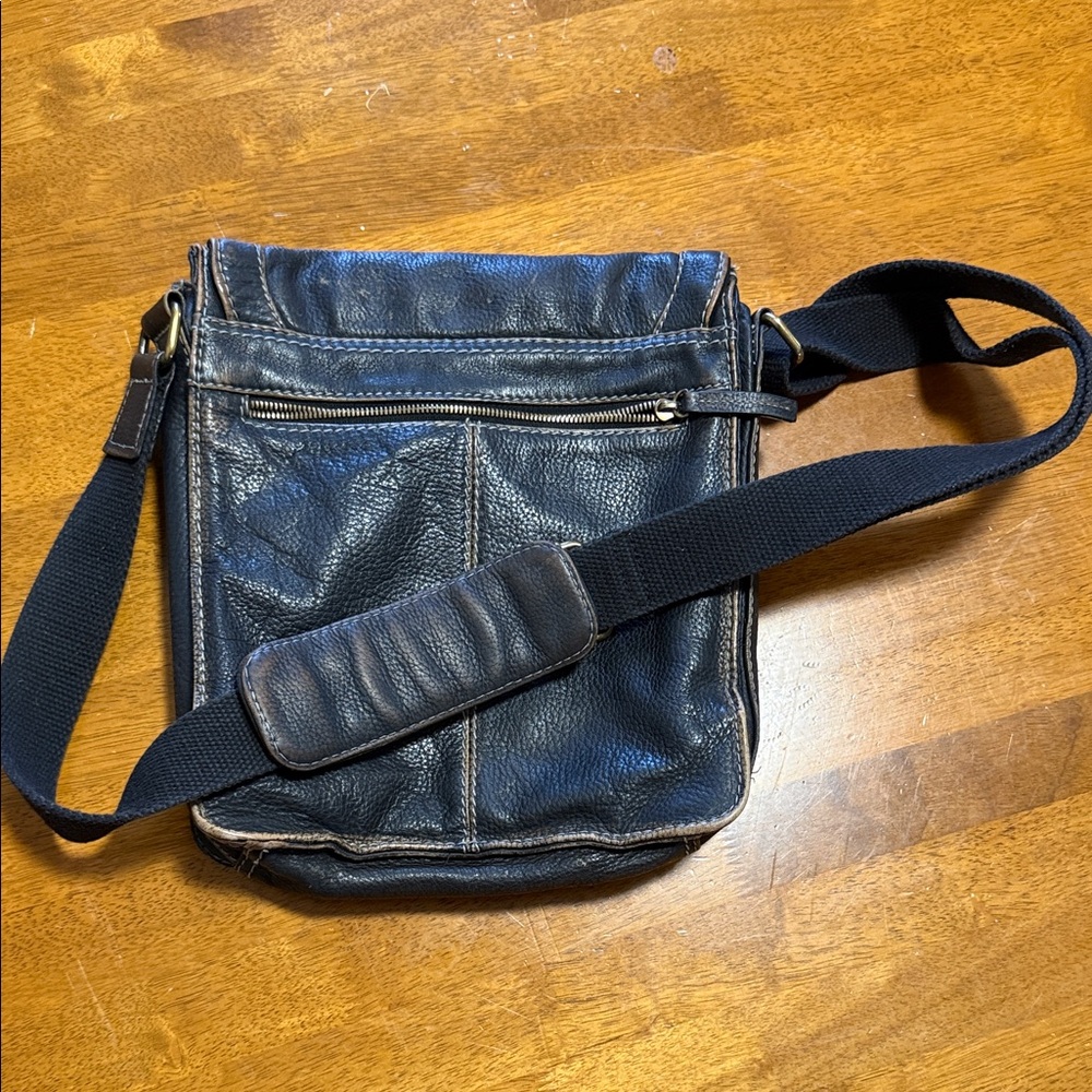 Black Rivet Genuine Leather messenger bag - Picture 2 of 11